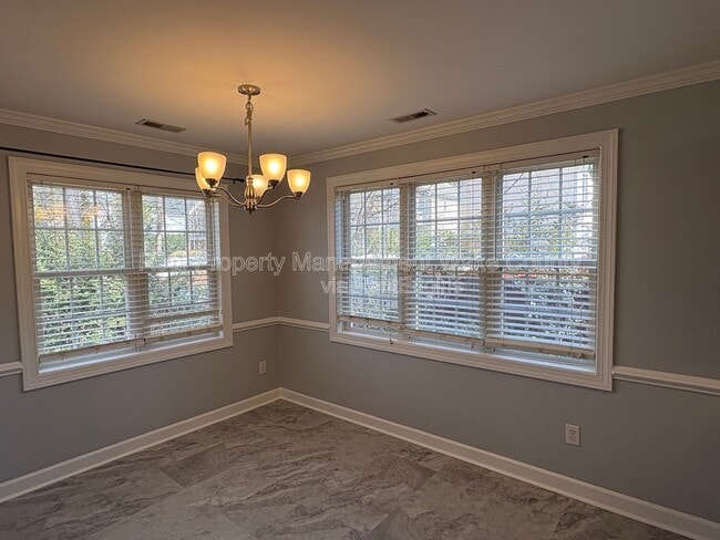 Building Photo - 828 Shackleton Rd