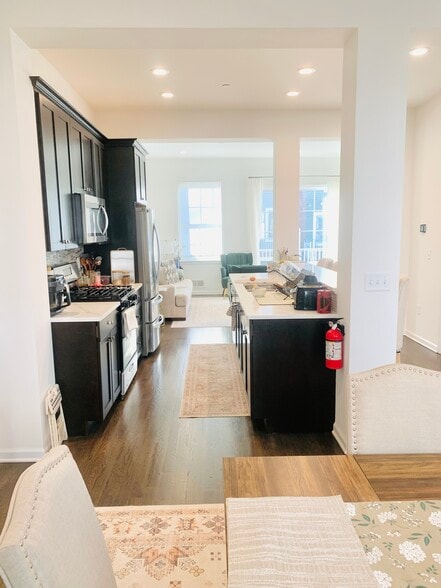 Building Photo - 33 Parkside Ln