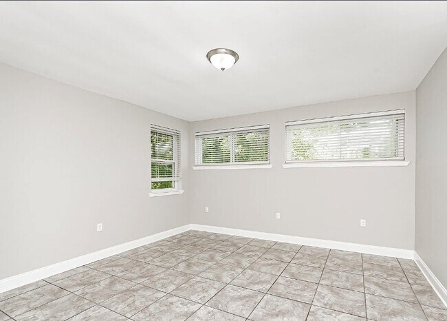 Building Photo - 636 Castlewood St