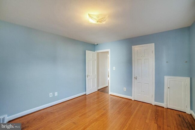 Building Photo - 601 N Oak St
