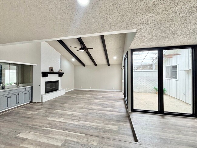 Building Photo - Windcrest Beauty for Rent!