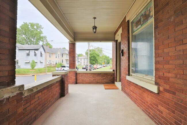 Building Photo - 4 Bedroom , 2 Bath Newly Renovated house - Right off of High St