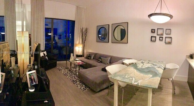 Building Photo - 540 Brickell Key Dr