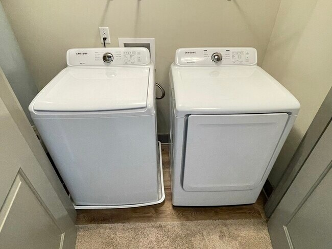 Building Photo - Bristol Creek 2 bedroom unit with fenced p...