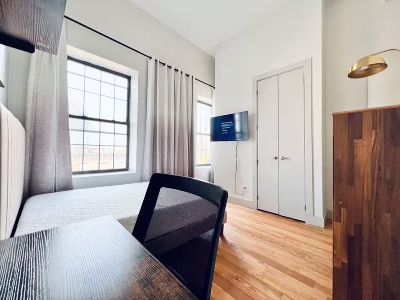 Building Photo - Furnished room/NOT APARTMENT