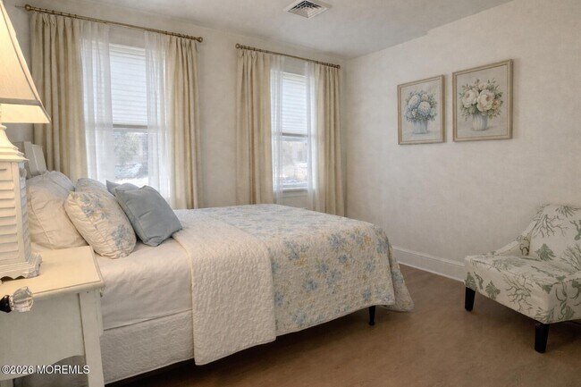 Building Photo - 546 E Bayview Ave