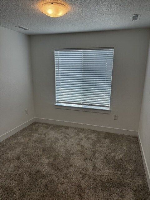 Building Photo - 619 NE Oak Ridge Dr