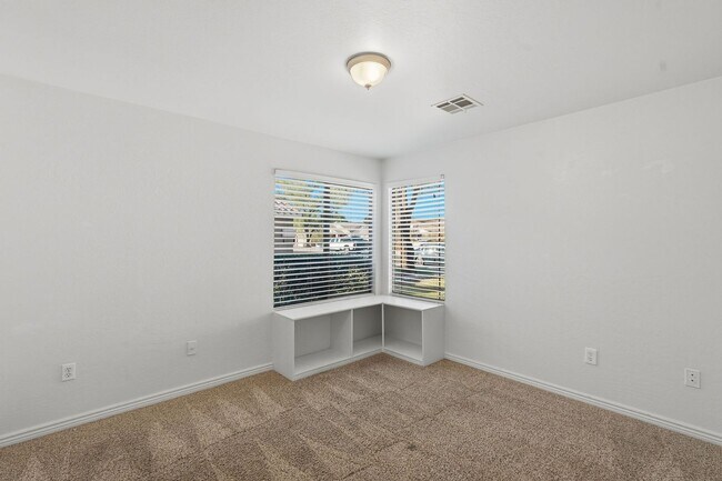 Building Photo - Four beds! Gilbert Location!