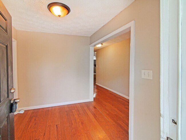 Building Photo - Beautifully Updated 4-Bedroom Home Near Mo...