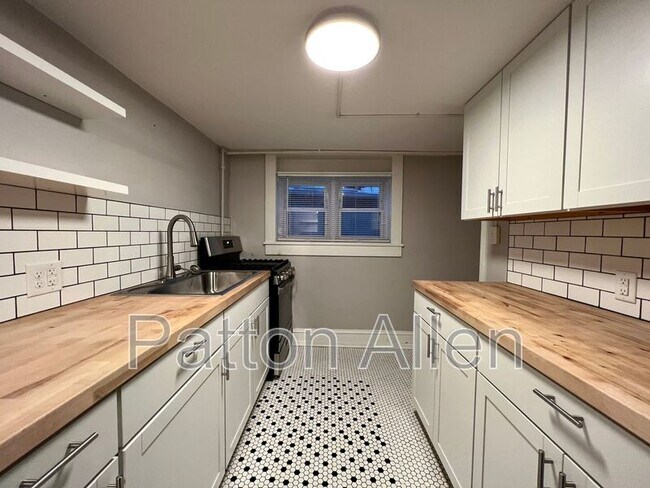 Building Photo - 205 Hillside St