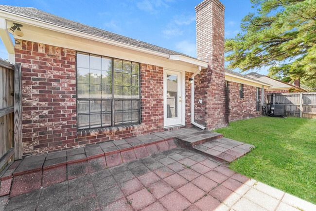 Building Photo - Charming Three Bedroom