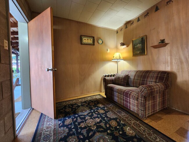 Building Photo - SKI LEASE: Close to Bus Line, Full Kitchen, 2 Living Areas