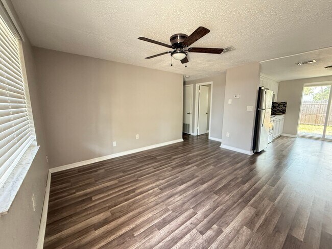 Building Photo - 2 Bedroom 1 Bath Duplex with Washer/Dryer!...