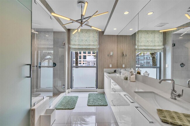 Building Photo - 100 E Las Olas Blvd