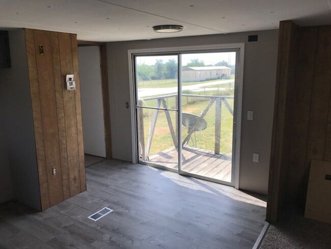Building Photo - 2 Bedroom and 2 Baths Home on Large Fenced...