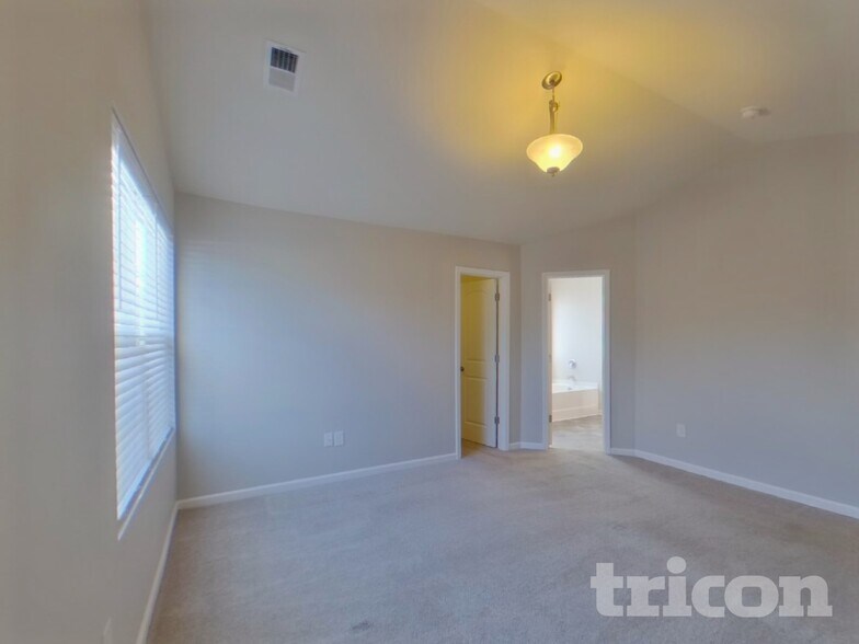 Building Photo - 117 Vermillian Dr