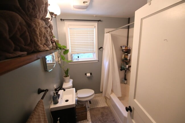 Building Photo - Awesome Cottage in the Heart of Inglewood/...