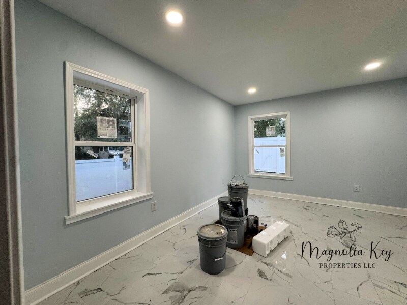 Building Photo - 403 73rd Ave N