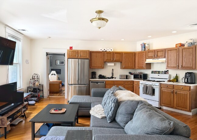 Primary Photo - 176 Dorchester St