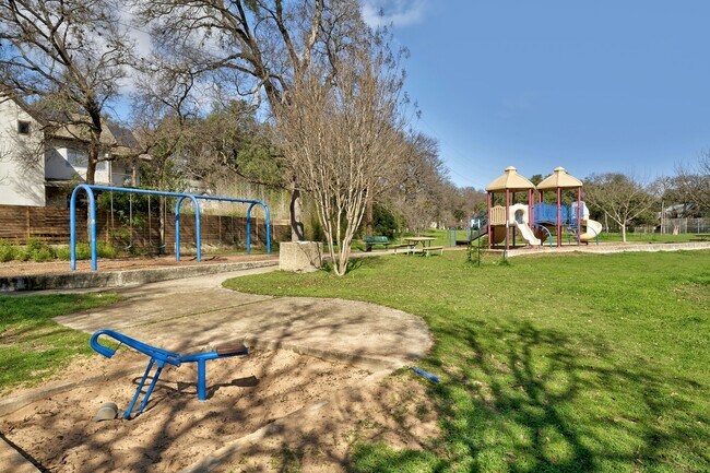 Building Photo - 2400 Winsted Ln