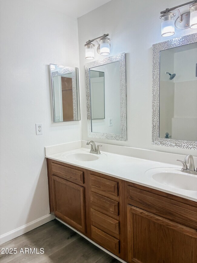 Building Photo - 9105 W Raven Dr