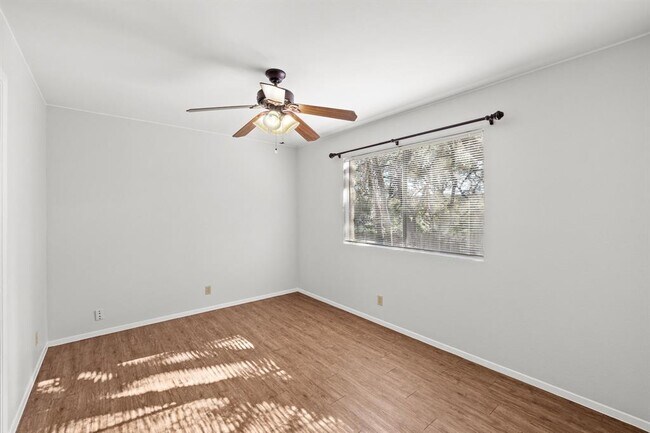 Building Photo - 9807 Hundred Oaks Cir