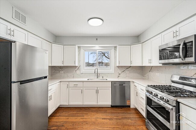 Building Photo - 931 Canterbury Dr