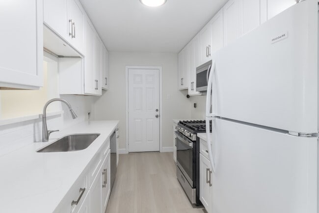 Building Photo - 1007 Cedar St