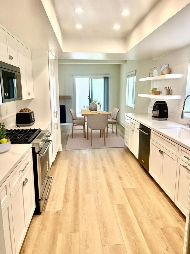 Building Photo - 204 18th St