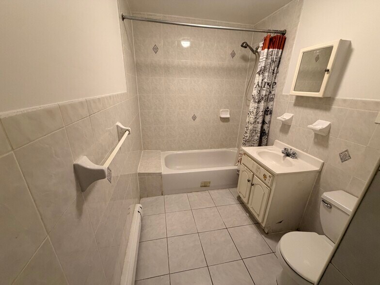 Comfortable sized Bathroom - 73 Stewart St