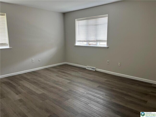 Building Photo - 328 Carver Dr