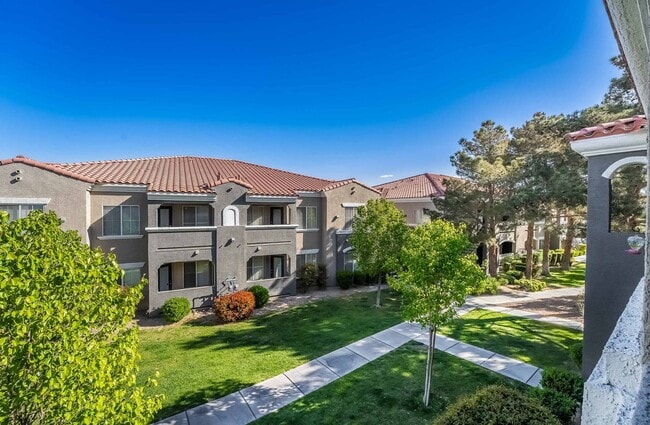 Building Photo - 3 Bedroom Open Layout Condo in Gated Commu...