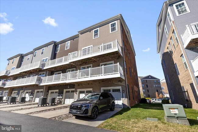 Building Photo - 9717 Tealbriar Dr