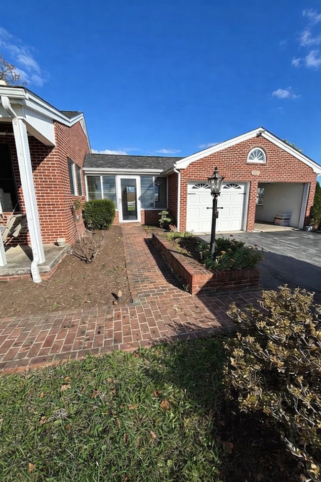 Building Photo - Remodeled rancher just outside of Frederick with stunning mountain views ready for you!