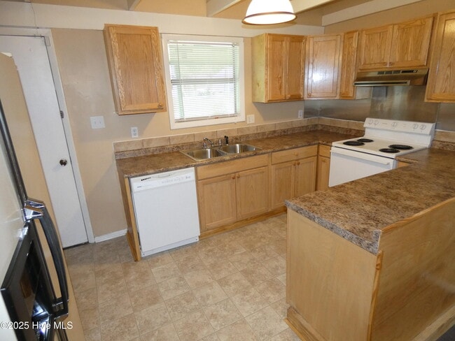 Building Photo - 207 Village Dr