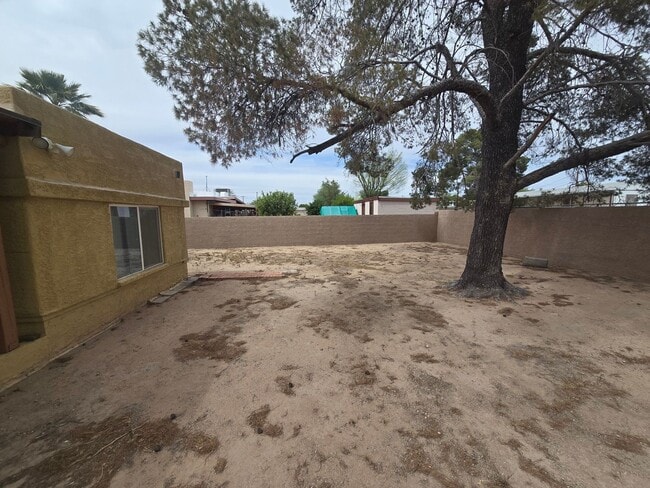 Building Photo - Spacious 3bd/1ba in a HUGE GATED Property!