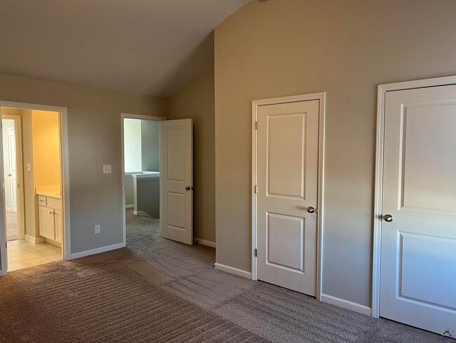 Building Photo - 401 Tivoli Wy