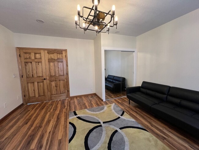 Building Photo - Detroid Shoreway Renovated  4 Bedroom, 2 B...