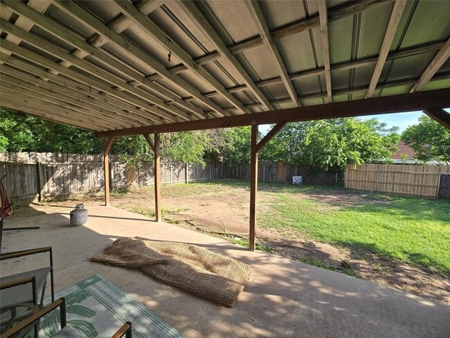 Building Photo - 2303 Darnell Dr