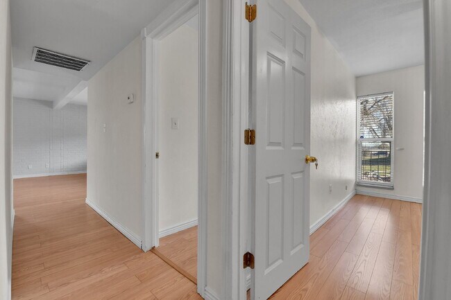 Building Photo - $1,595.00, 2 bed, 1 bath Located in Denver with a washer and dryer + 1/2 off first month rent