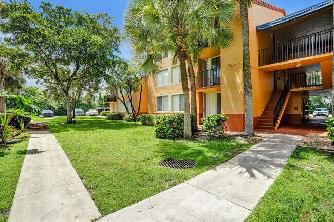 Building Photo - Updated 2 Bed, 2 Bath 1st Floor Condo with Garden Views in Lakes of Jacaranda, Plantation