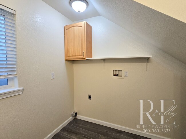 Building Photo - Military Discount: Spacious Bremerton Townhome with Garage & Fenced Yard