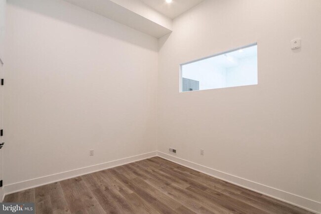 Building Photo - 1420 Point Breeze Ave