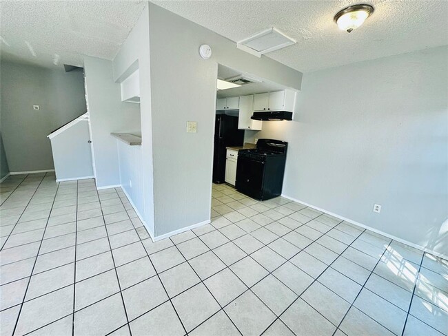 Building Photo - 5305 Woodland Oaks Ct