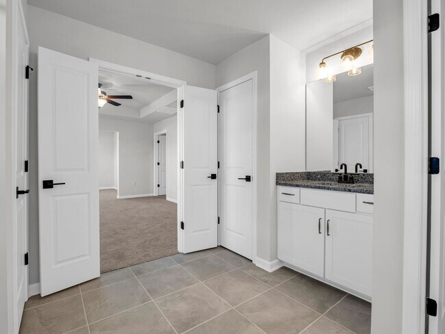 Building Photo - Luxurious New Constuction in Hendersonville