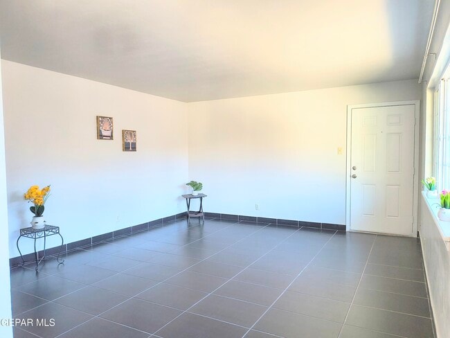 Building Photo - 333 Eubank Ct