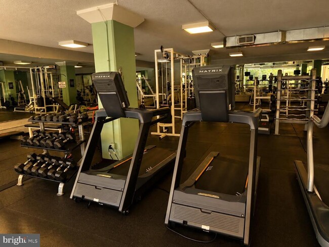 Building Photo - 4600 S Four Mile Run Dr