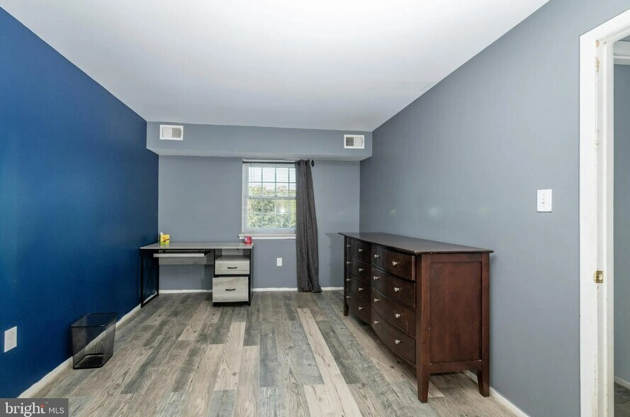 Building Photo - 1821 Valley Dr