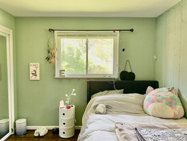 Building Photo - Light filled 2 BR plus 2 rooms, 2 FB including one in finished basement. Great location