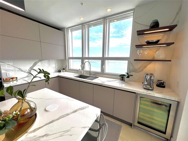 Building Photo - 848 Brickell Key Dr
